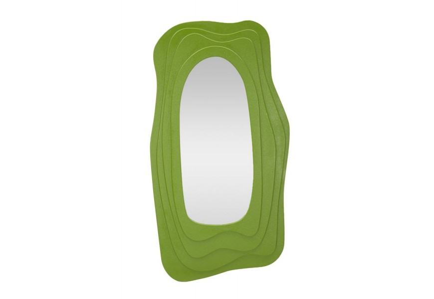 Moderné dizajnové obdĺžnikové zrkadlo Landa v atypickom tvare s organickými krivkami s efektom vrstvenia v sýtej zelenej farbe s dreveným rámom a štruktúrovaným povrchom