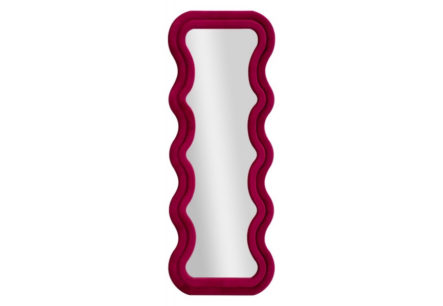 Dizajnové zrkadlo Swan vo fuksiovej fialovej farbe so zdvojeným rámom s vlnitým tvarom a poťahom so zamatom v obdĺžnikovom tvare s drevenou dyhovou výstuhou