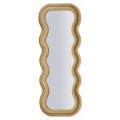 Moderné obdĺžnikové zrkadlo Swan v béžovej farbe s vlnitým dvojitým rámom so zamatovým poťahom a oválnou zrkadlovou plochou potiahnutou aj zo zadnej strany s dyhovanou výstuhou