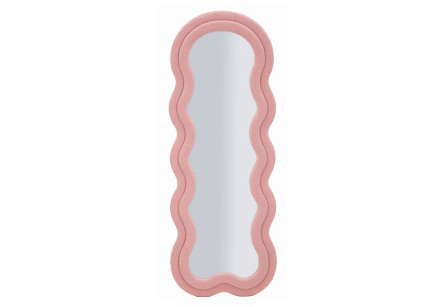 Moderné nástenné zrkadlo Swan v svetlo ružovej farbe s dvojitým rámom a atypickým vlnitým tvarom so zaobleným vrchom potiahnuté bouclé poťahom a vystužené dyhovaným drevom