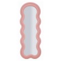 Moderné nástenné zrkadlo Swan v svetlo ružovej farbe s dvojitým rámom a atypickým vlnitým tvarom so zaobleným vrchom potiahnuté bouclé poťahom a vystužené dyhovaným drevom