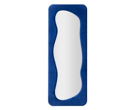 Moderné obdĺžnikové zrkadlo Ripple so zaoblenými rohmi a vlnitými vnútornými líniami v sýtej modrej farbe so zamatovým poťahom a výstuhou z dyhovaného dreva