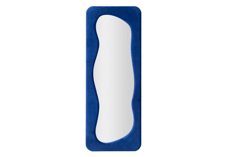 Moderné obdĺžnikové zrkadlo Ripple so zaoblenými rohmi a vlnitými vnútornými líniami v sýtej modrej farbe so zamatovým poťahom a výstuhou z dyhovaného dreva