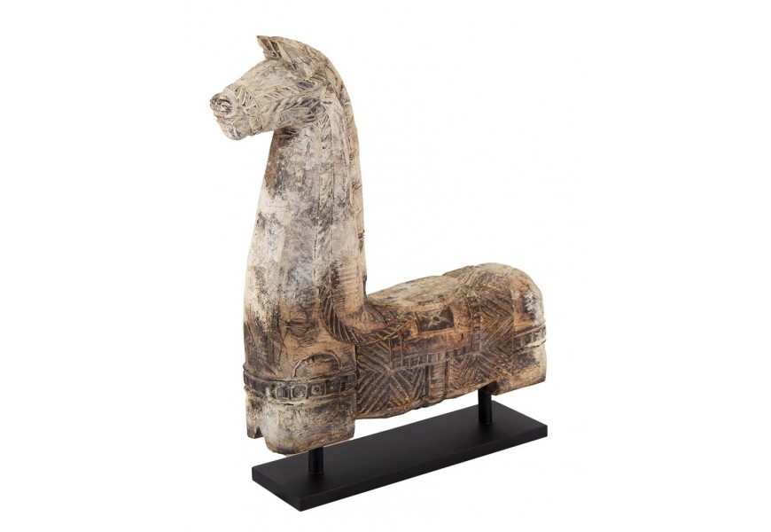 Dizajnová vintage dekorácia Ranunculo v podobe figúry koňa z masívneho mangového dreva v naturálnej hnedej farbe s efektom vymytého náteru s vyrezávaným ornamentálnym zdobením a detailmi na čiernom obdĺžnikovom podstavci