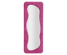 Dizajnové nástenné zrkadlo Ripple v sýtej ružovej farbe s vlnitými vnútornými líniami so zamatovým povrchom a vystuženou dyhovanou konštrukciou so zaoblenými rohmi