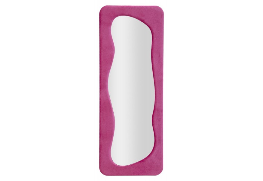 Dizajnové nástenné zrkadlo Ripple v sýtej ružovej farbe s vlnitými vnútornými líniami so zamatovým povrchom a vystuženou dyhovanou konštrukciou so zaoblenými rohmi