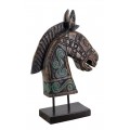Dizajnová etno masívna socha Cavaliero v tvare konskej hlavy z teakového dreva v čiernej a hnedej farbe s vyrezávanými detailmi v modrozelenej farbe