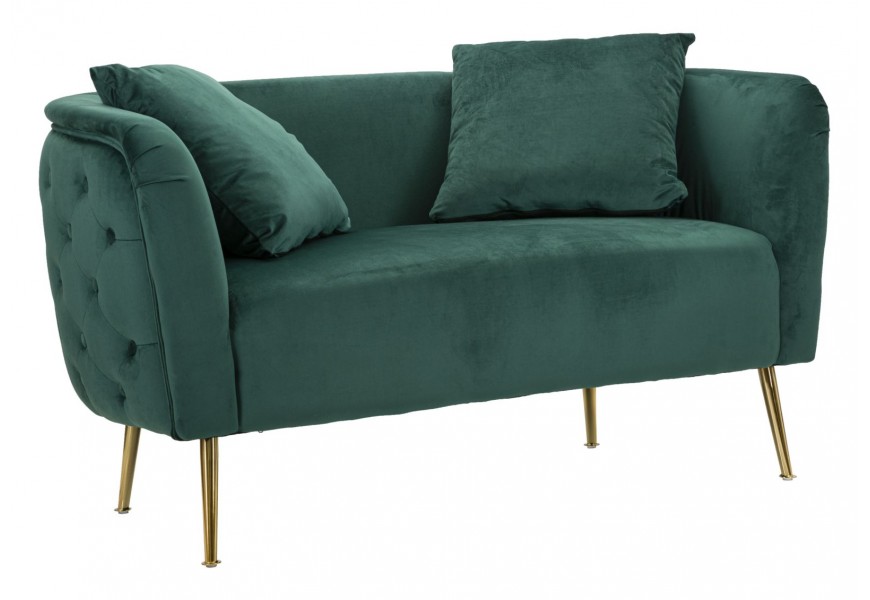 Art deco dvojmiestna čalúnená sedačka Lienne so zamatovým poťahom v tmavozelenej farbe s bočným prešívaním so zlatými vysokými nožičkami z kovu a dvomi štvorcovými vankúšmi s drevenou konštrukciou