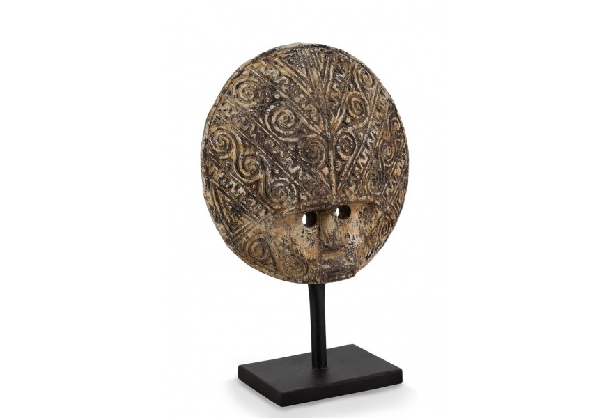Dizajnová vintage dekorácia Taha v podobe okrúhlej kmeňovej masky s ornamentálnym vyrezávaným zdobením z hnedého mangového dreva s efektom vymytej farby