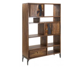 Industriálny drevený regál Selvaggio z masívneho akáciového hnedého dreva s viditeľnou kresbou so siedmimi otvorenými poličkami jednou zásuvkou dvomi skrinkami a kovovými nožičkami