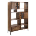 Industriálny drevený regál Selvaggio z masívneho akáciového hnedého dreva s viditeľnou kresbou so siedmimi otvorenými poličkami jednou zásuvkou dvomi skrinkami a kovovými nožičkami