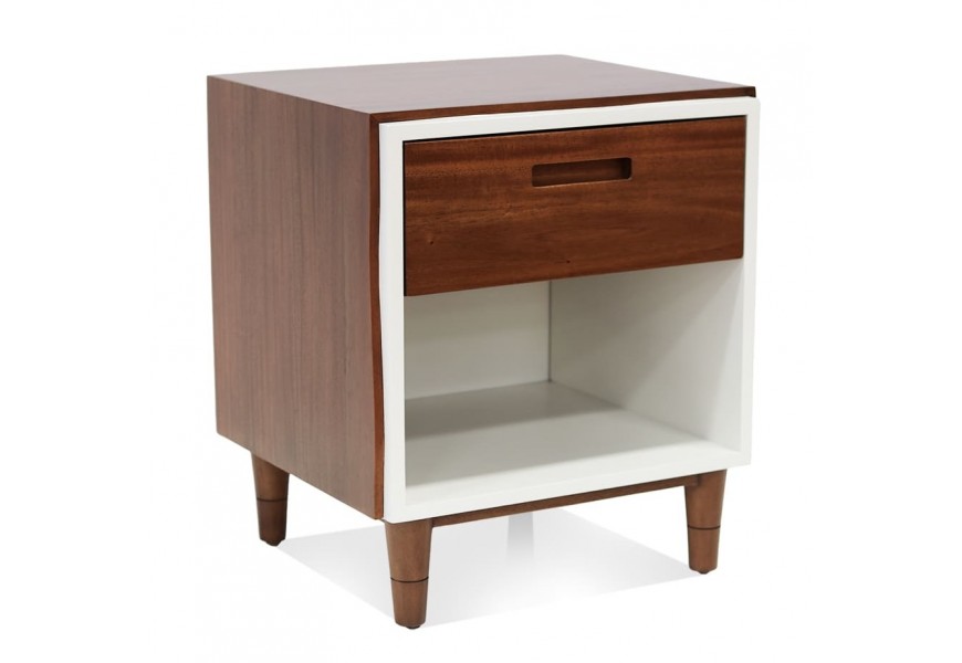 Luxusný masívny škandinávsky nočný stolík Wilfred s úložným priestorom v jednej zásuvke a vysokej polici z mahagónového dreva v hnedočervenom odtieni a s bielym detailom na štyroch nožičkách
