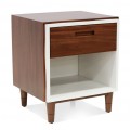 Luxusný masívny škandinávsky nočný stolík Wilfred s úložným priestorom v jednej zásuvke a vysokej polici z mahagónového dreva v hnedočervenom odtieni a s bielym detailom na štyroch nožičkách