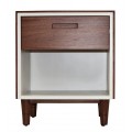 Luxusný moderný severský nočný stolík Wilfred z hnedého mahagónového dreva s bielym akcentom so zásuvkou a policou 53 cm