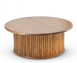 Luxusný masívny svetlohnedý konferenčný stolík Nauru z dreva mindi s výraznou kresbou letokruhov a jednou mohutnou valcovitou nohou s drážkovaným reliéfom