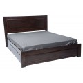 Dizajnová masívna tmavá hnedá manželská posteľ Vincenzo so štyrmi zásuvkami na nízkych nožičkách s kazetovým dizajnom