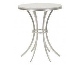 Mramorový príručný stolík Florenzo s bielou okrúhlou mramorovou doskou so sivými žilkami a striebornou kovovou konštrukciou s vytočenými nohami a šesťuholníkovou spojnicou