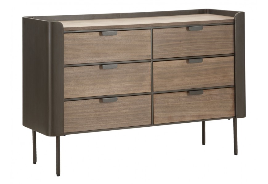 Moderná industriálna komoda Lavient s prírodne hnedými drevenými zásuvkami s kovovými úchytkami čiernym rámovaním a vysokými kovovými nožičkami