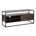 Moderný industriálny televízny stolík Melvin s jednodverovou skrinkou a dvomi menšími policami a jednou veľkou otvorenou policou s konštrukciou z kovu v čiernej farbe z masívneho akáciového dreva v tmavohnedom prevedení