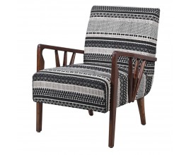 Dizajnové retro čalúnené kreslo Marwe s bavlneným poťahom v čiernej a bielej farbe s geometrickými vzormi s bočnými opierkami a nohami z masívneho mangového dreva v tmavej hnedej farbe