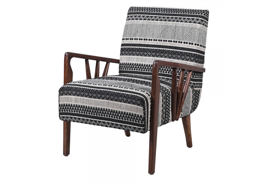 Dizajnové retro čalúnené kreslo Marwe s bavlneným poťahom v čiernej a bielej farbe s geometrickými vzormi s bočnými opierkami a nohami z masívneho mangového dreva v tmavej hnedej farbe