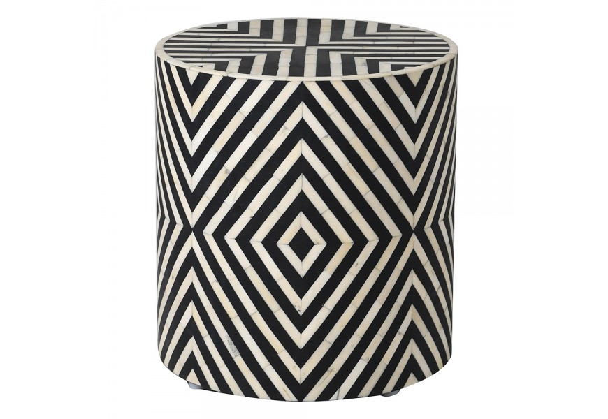 Luxusný dizajnový okrúhly príručný stolík s plnou podstavou v čiernej a bielej farbe zdobený kosťovou intarziou s geometrickým motívom kosoštvorcov