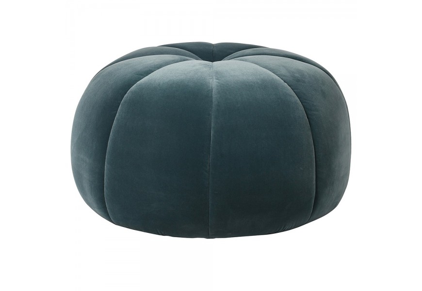 Luxusná dizajnová okrúhla taburetka Tilly s poťahom zo zamatu v modrozelenej tealovej farbe s okrúhlym gombíkom v strede sedacej časti a vertikálnym prešívaním