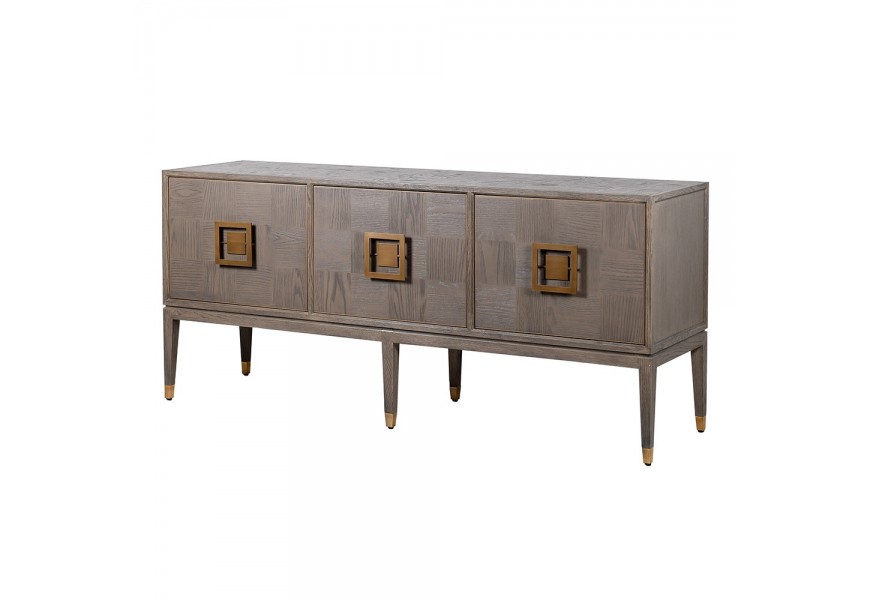 Glamour príborník Quadria Gris v sivej farbe z masívneho dubového dreva so šiestimi nožičkami s kovovým bronzovým detailom a tromi dvierkami so sklenenými policami a zrkadlovou stenou a štvorcovými kovovými bronzovými úchytkami