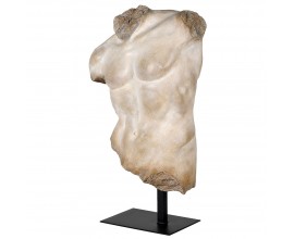 Dekoratívna antická socha Manirus v bielom a béžovom prevedení s realisticky tvarovaným torzom mužského tela na čiernej kovovej podstave s matným povrchom a detailmi pripomínajúcimi historické archeologické nálezy