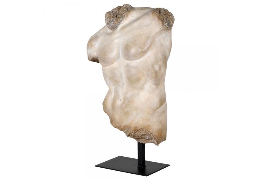 Dekoratívna antická socha Manirus v bielom a béžovom prevedení s realisticky tvarovaným torzom mužského tela na čiernej kovovej podstave s matným povrchom a detailmi pripomínajúcimi historické archeologické nálezy