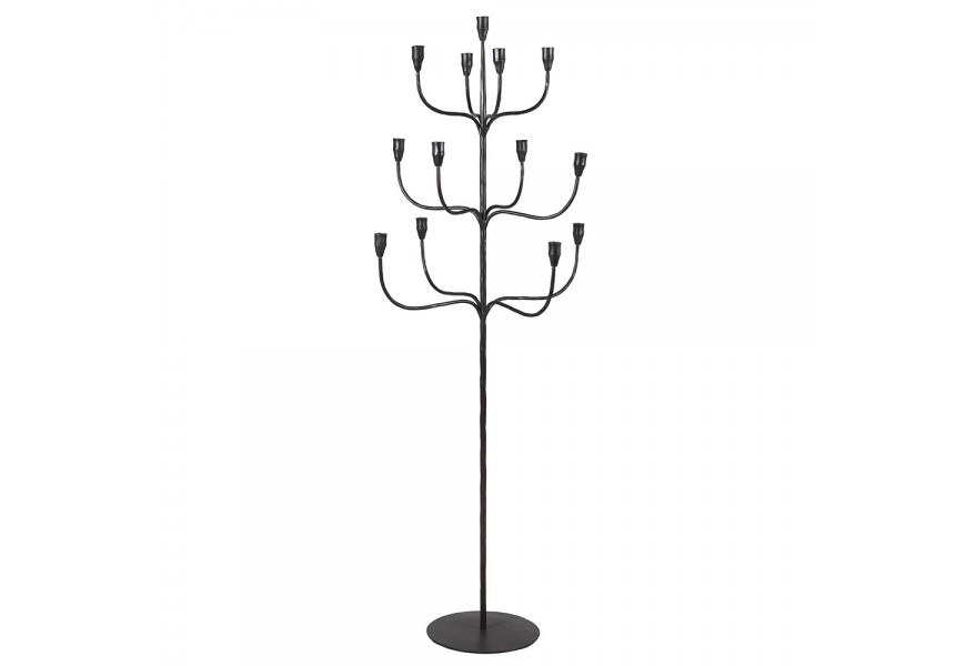Historický čierny kovový svietnik Chalen s tromi úrovňami a trinástimi držiakmi na sviečky s jemne nepravidelnými tvarmi a elegantným rozvetvením ramien pripomínajúcim strom, so starožitnou patinou a plochou stabilnou podstavou pre luxusné zámocké interiéry.