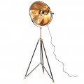 Luxusná retro stojaca lampa Mara s lesklým zlatým nastaviteľným tienidlom s tvarom reflektora s čiernou trojnohou konštrukciou so zlatými detailmi a centrálnou tyčou potiahnutou pravou kožou