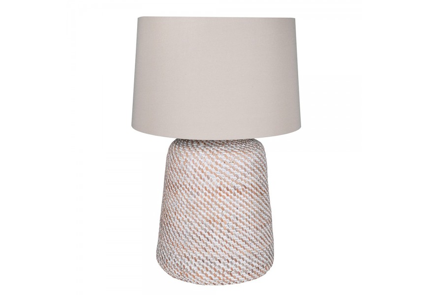 VIntage vidiecka nočná lampa Lini s tienidlom z ľanu vo valcovom tvare v béžovej farbe s nohou z ratanu v svetlých ružových odtieňoch s bielou farbou