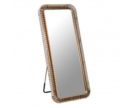Luxusné dizajnové zrkadlo Hedy s kovovým rámom v zlatej farbe so stojanom s dizajnom kryštálov s LED podsvietením
