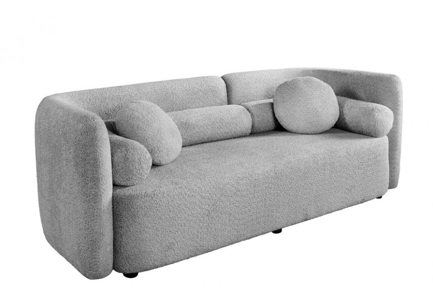 Art deco geometrická trojmiestna sedačka Jina s oblým asymetrickým operadlom a dvomi okrúhlymi a valcovými vankúšmi na malých nožičkách s poťahom z buklé látky v sivej farbe