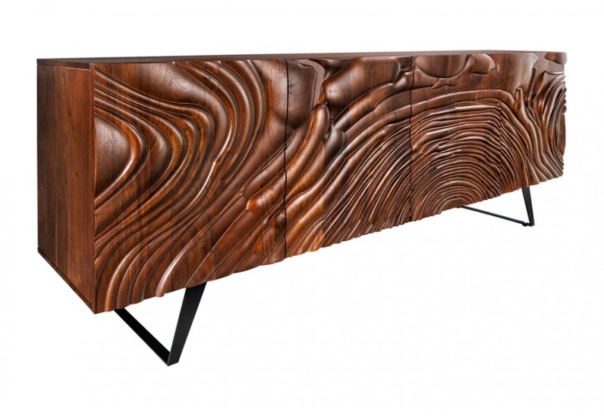 Masívny moderný príborník Wiellde z akáciového dreva v teplej hnedej orechovej farbe so štyrmi dvierkami s reliéfnym zdobením s organickým zvlneným motívom pripomínajúcim letokruhy s čiernymi kovovými nohami