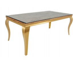 Luxusný moderný zlatý jedálenský stôl Gold Barock s kovovou konštrukciou s prehnutými kabriolovými nohami s obdĺžnikovou doskou z teakového dreva v naturálnej hnedej farbe s výraznou štruktúrou a vrchnou doskou z priehľadného bezpečnostného skla