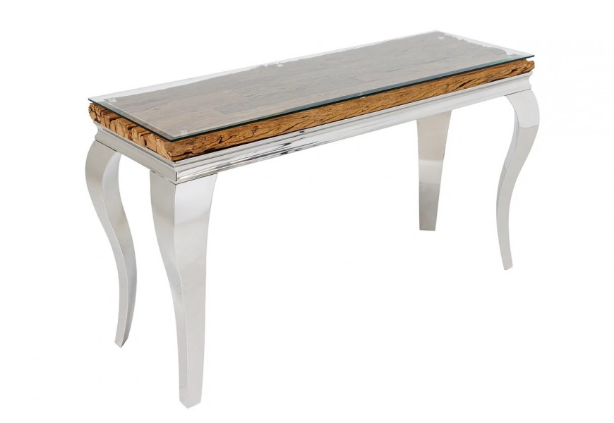 Luxusný moderný dizajnový obdĺžnikový konzolový stolík s podstavou z lesklého chrómovaného kovu s prehnutými kabriolovými nohami a vrchnou doskou z masívneho teakového dreva v naturálnej hnedej farbe s výraznou štruktúrou a priehľadnou sklenenou doskou