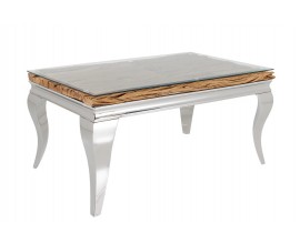 Luxusný moderný glamour konferenčný stolík Modern Barock s obdĺžnikovou vrchnou doskou z priehľadného bezpečnostného skla a masívneho teakového dreva v hnedej farbe s výraznou štruktúrou s kovovou podstavou s klasickými kabriolovými nohami v lesklom chrómovom prevedení