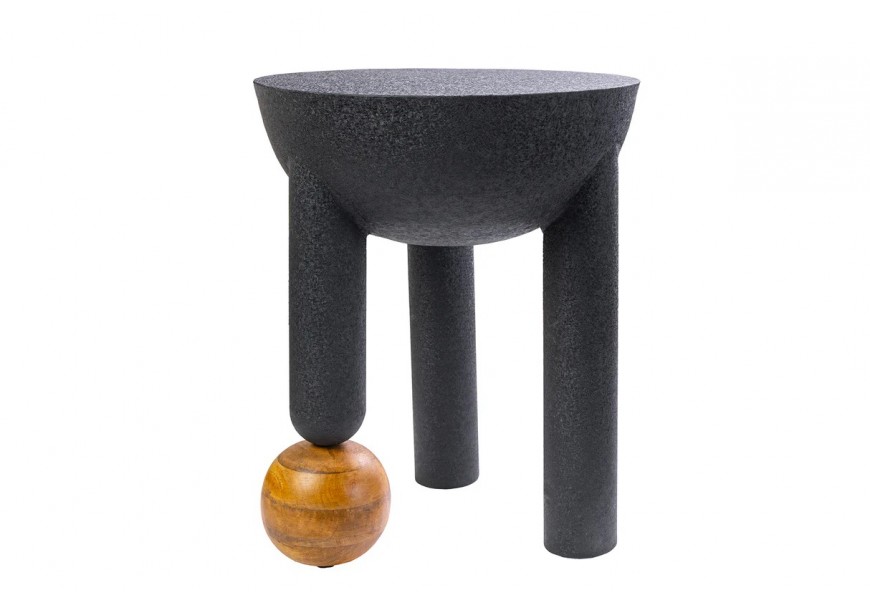 Art deco čierny okrúhly kovový stolík Ervio s polguľovou vrchnou časťou a guľovým hnedým detailom z mangového dreva