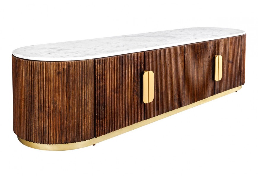 Luxusný masívny televízny stolík Gatsby oválneho tvaru z masívneho mangového dreva v naturálnej hnedej farbe s vertikálnym reliéfnym rebrovaním do obvode a štyrmi dvierkami s oválnymi kovovými úchytkami a podstavou v zlatej farbe s vrchnou doskou z mramoru v bielej farbe so sivým žilkovaním