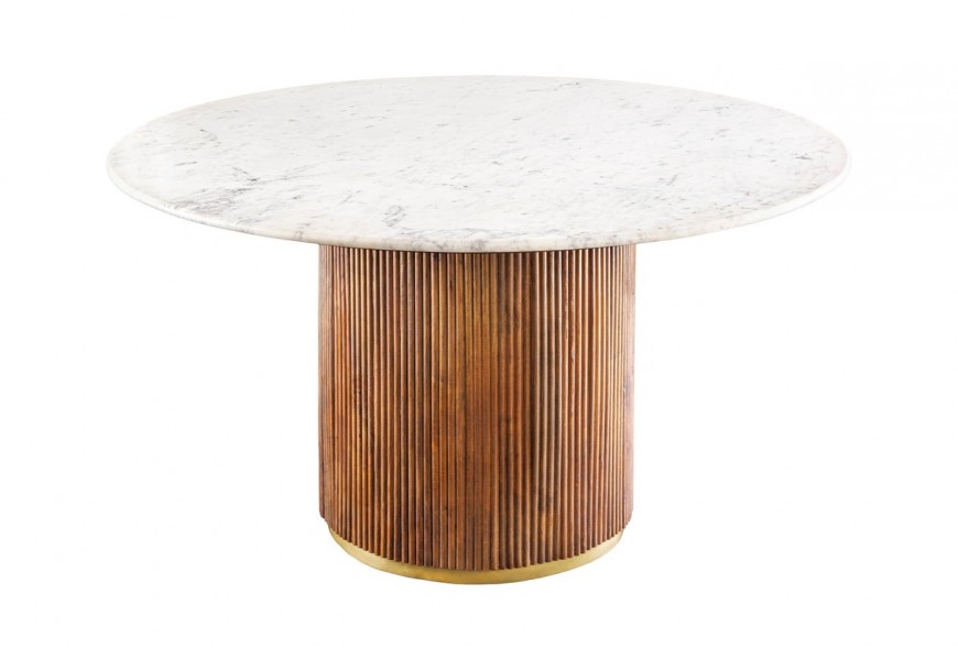 Luxusný mramorový jedálenský stôl Gatsby s okrúhlou vrchnou doskou v bielej farbe so sivým žilkovaním a podstavou z masívneho mangového dreva v naturálnej hnedej farbe s rebrovaným dizajnom so zlatým kovovým detailom v spodnej časti