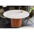 Luxusný art deco okrúhly jedálenský stôl Gatsby s bielou mramorovou doskou a hnedou masívnou nohou s drážkovaným reliéfom 140 cm
