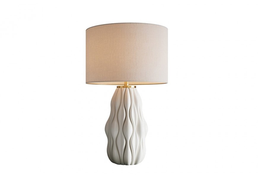 Dizajnová keramická biela stolná lampa Davey s nohou s plastickým reliéfom s dizajnom vlnoviek a okrúhlym valcovitým tienidlom z textilu