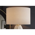 Dizajnová moderná stolná lampa Davey s keramickou podstavou so zvlneným vzorom a textilným tienidlom v bielej farbe 65 cm