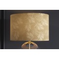 Dizajnová glamour nočná lampa Gambier so zlatým tienidlom so vzorom palmových listov a priehľadnou sklenenou nohou 47 cm