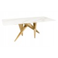 Mramorový art deco jedálenský stôl Arturo s bielou obdĺžnikovou vrchnou doskou so sivým žilkovaním s štyrmi dizajnovými asymetricky umiestnenými prekríženými nohami z kovu v zlatej farbe