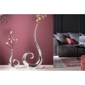 Dizajnová glamour kovová váza Vlna v striebornej farbe s asymetrickou zatočenou siluetou 48 cm