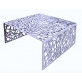 Dizajnový glamour konferenčný stolík Ideal v štvorcovom tvare s dvoma nohami z kovu v striebornej farbe s vyrezávaním s geometrickými motívmi