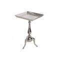 Zámocký chrómový príručný stolík Jardin so štvorcovou vrchnou doskou s vyvýšeným okrajom a s jednou nohou so štyrmi ramenami s elegantnou tvarovanou siluetou s kovu v lesklom striebornom prevedení